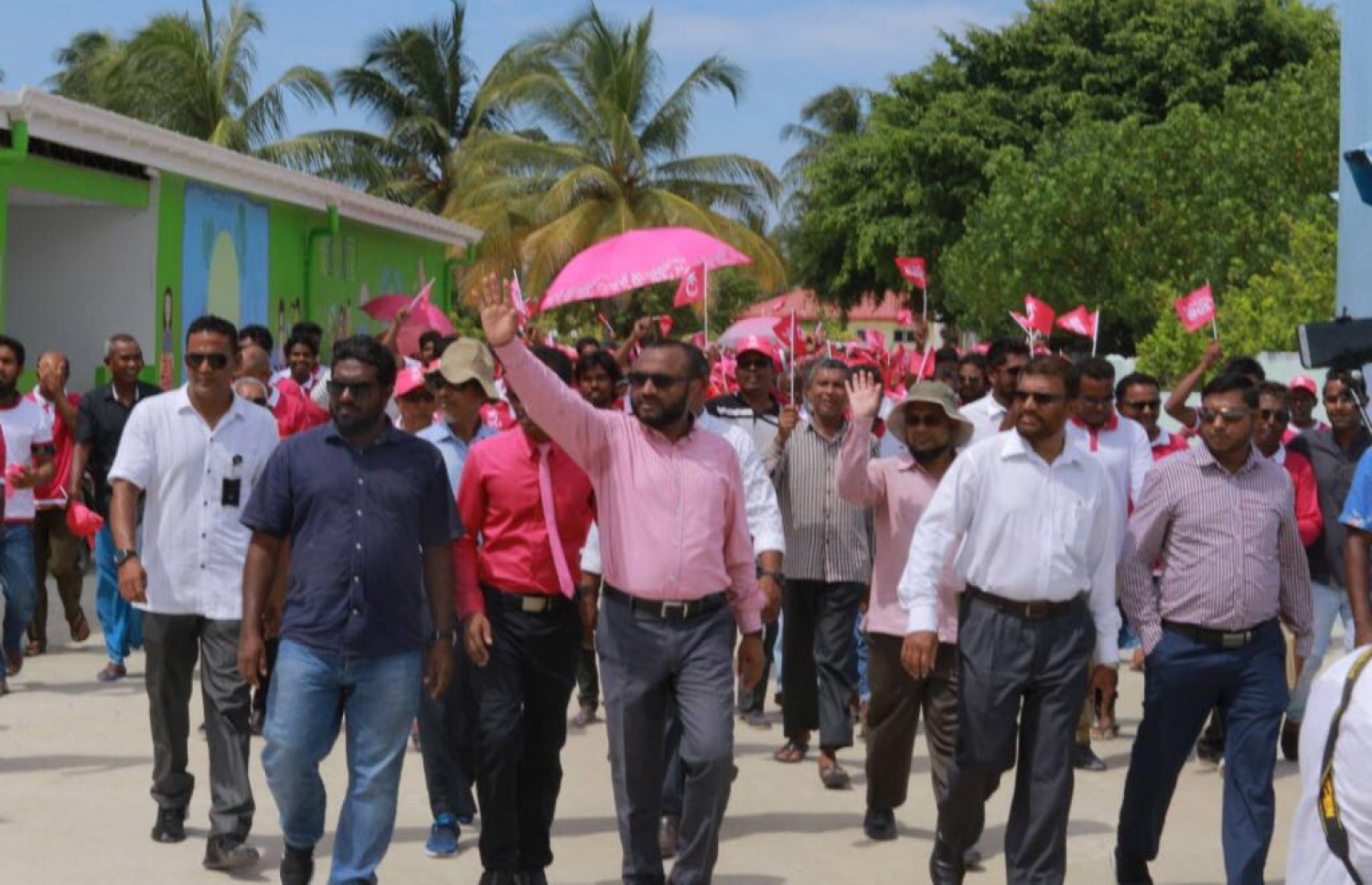 ލ. އަތޮޅު: އޮގަސްޓް 26، 2018: ޕީޕީއެމްގެ ރިޔާސީ ކެންޑިޑޭޓް ރައީސް ޔާމީންގެ ރަނިންމޭޓް ޑރ. ޝަހީމް މި އަތޮޅުގެ ރަށަކަށް ވަޑައިގެން އެރަށުގެ ބައެއް މީހުންނާއެކު ވަޑައިގަންނަވަނީ.---ފޮޓޯ: ޕީޕީއެމް