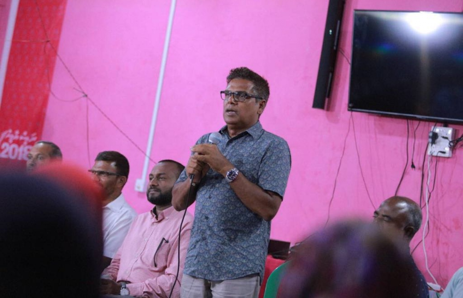 ލ. އަތޮޅު: އޮގަސްޓް 26، 2018: ޕީޕީއެމްގެ ރިޔާސީ ކެންޑިޑޭޓް ރައީސް ޔާމީންގެ ރަނިންމޭޓް ޑރ. ޝަހީމް މި އަތޮޅުގެ އެކި ރަށް ރަށަށް ކުރެއްވި ދަތުރުގައި އެ އަތޮޅުގެ ރަށެއްގައި ބޭއްވި ބައްދަލުވުމެއްގައި ހުޅުހެންވޭރު ދާއިރާގެ މަޖިލިސް މެމްބަރު ރީކޯ މޫސާ މަނިކު ވާހަކަ ދައްކަވަނީ.---ފޮޓޯ: ޕީޕީއެމް