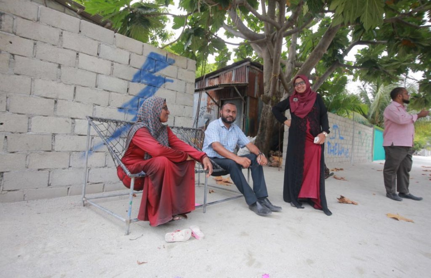 ލ. އަތޮޅު: އޮގަސްޓް 26، 2018: ޕީޕީއެމްގެ ރިޔާސީ ކެންޑިޑޭޓް ރައީސް ޔާމީންގެ ރަނިންމޭޓް ޑރ. ޝަހީމް މި އަތޮޅުގެ ރަށަކަށް ވަޑައިގައިގެން އެރަށުގެ މީހަކާ ވާހަކަ ދައްކަވަނީ.---ފޮޓޯ: ޕީޕީއެމް