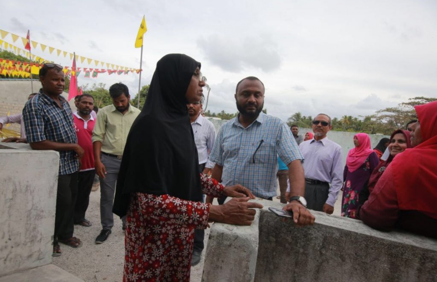 ލ. އަތޮޅު: އޮގަސްޓް 26، 2018: ޕީޕީއެމްގެ ރިޔާސީ ކެންޑިޑޭޓް ރައީސް ޔާމީންގެ ރަނިންމޭޓް ޑރ. ޝަހީމް މި އަތޮޅުގެ ރަށަކަށް ވަޑައިގެން އެރަށުގެ ގެއެއްގެ ބޭރުގައި ތިބި ބަޔަކާ ވާހަކަ ދައްކަވަނީ.---ފޮޓޯ: ޕީޕީއެމް