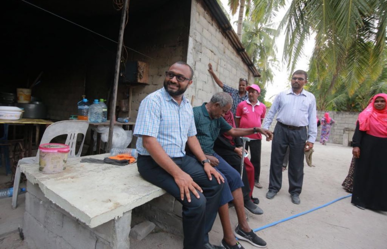 ލ. އަތޮޅު: އޮގަސްޓް 26، 2018: ޕީޕީއެމްގެ ރިޔާސީ ކެންޑިޑޭޓް ރައީސް ޔާމީންގެ ރަނިންމޭޓް ޑރ. ޝަހީމް މި އަތޮޅުގެ ރަށަކަށް ވަޑައިގެން އެރަށުގެ ގެއެއްގެ ބޭރުގައި ތިބި ބަޔަކާ ވާހަކަ ދައްކަވަނީ.---ފޮޓޯ: ޕީޕީއެމް