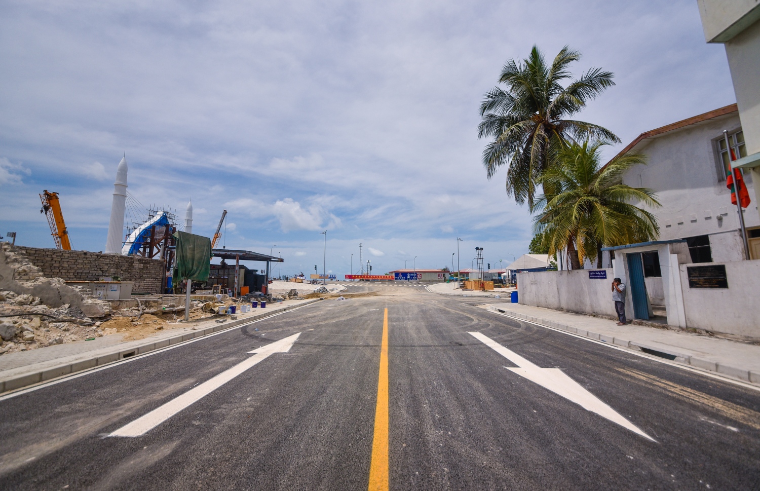 އޮގަސްޓް 27، 2018- މާލެ އާއި ހުޅުލެއާ ދެމެދު އަޅާފައިވާ ސިނަމާލެ ބްރިޖު ރަސްމީކޮށް ހުޅުވުމުގެ ގޮތުން ވަމުންދާ އެންމެ ފަހުގެ ތައްޔާރީތަކުގެ ތެރެއިން، ބްރިޖާ ބޮޑުތަކުރުފާނުމަގު ގުޅޭ ހިސާބުގައި ތާރުއެޅުމުގެ މަސައްކަތް ގާތްގަނޑަކަށް ނިމިފައި: ޗައިނާގެ ސީސީސީސީއިން އިމާރާތްކުރާ މި ބްރިޖް އަންނަ ބުރާސްފަތި ދުވަހު ރަސްމީކޮށް ހުޅުވުމަށް ނިންމާފައިވާކަން ރައީސް އަބްދުﷲ ޔާމީން ވަނީ އިއުލާނުކުރައްވާފައި.---ފޮޓޯ: ހުސައިން ވަހީދު/މިހާރު