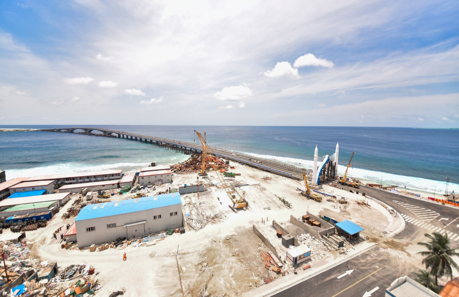 އޮގަސްޓް 27، 2018- މާލެ އާއި ހުޅުލެއާ ދެމެދު އަޅާފައިވާ ސިނަމާލެ ބްރިޖު ރަސްމީކޮށް ހުޅުވުމުގެ ގޮތުން ވަމުންދާ އެންމެ ފަހުގެ ތައްޔާރީތަކުގެ ތެރެއިން: ޗައިނާގެ ސީސީސީސީއިން އިމާރާތްކުރާ މި ބްރިޖް އަންނަ ބުރާސްފަތި ދުވަހު ރަސްމީކޮށް ހުޅުވުމަށް ނިންމާފައިވާކަން ރައީސް އަބްދުﷲ ޔާމީން ވަނީ އިއުލާނުކުރައްވާފައި.---ފޮޓޯ: ހުސައިން ވަހީދު/މިހާރު