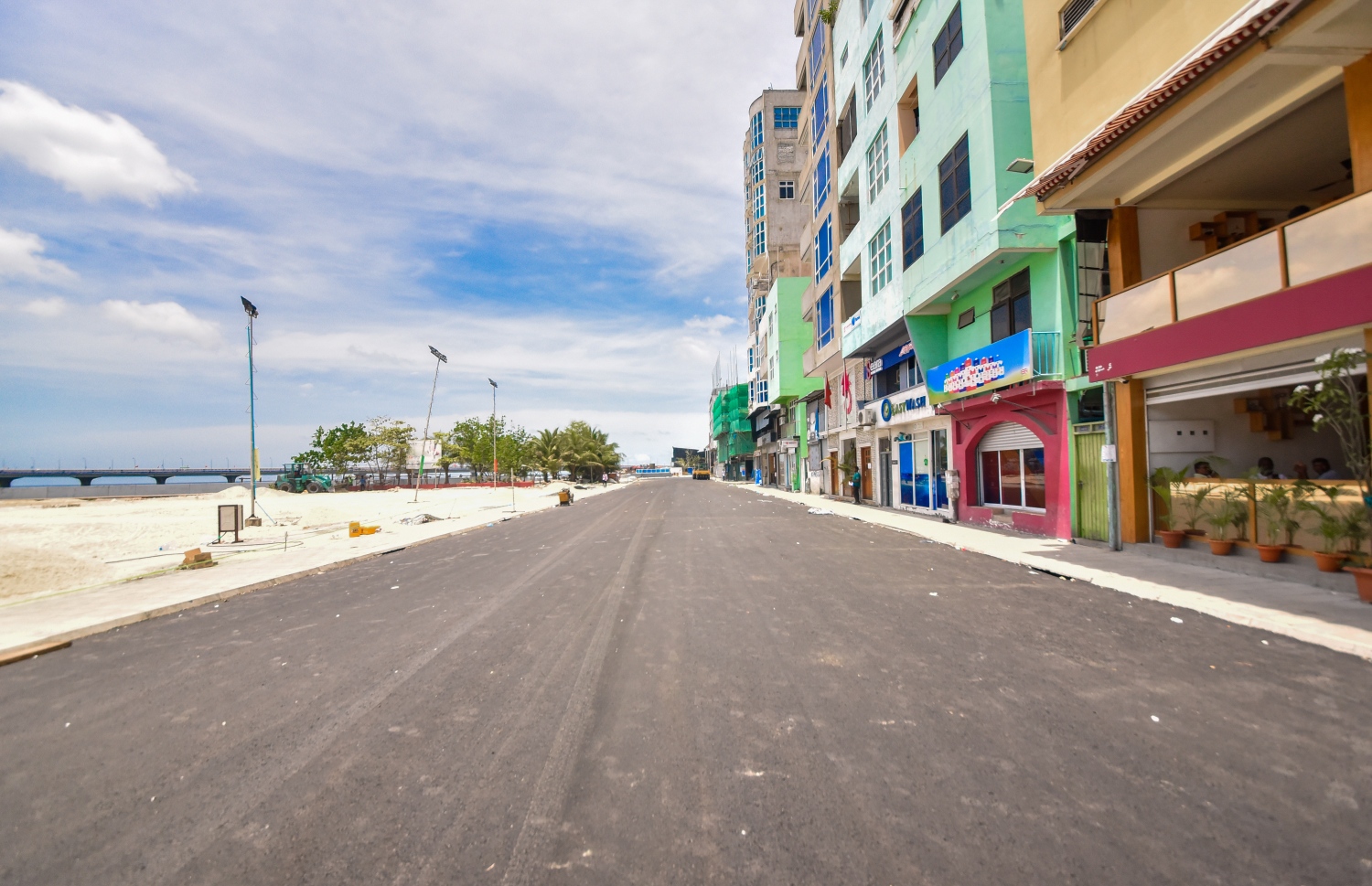 ބޮޑުތަކުރުފާނު މަގުގައި ތާރު އަޅައި ނިންމާފައި. - ފޮޓޯ: ނިޝާން އަލީ/ މިހާރު