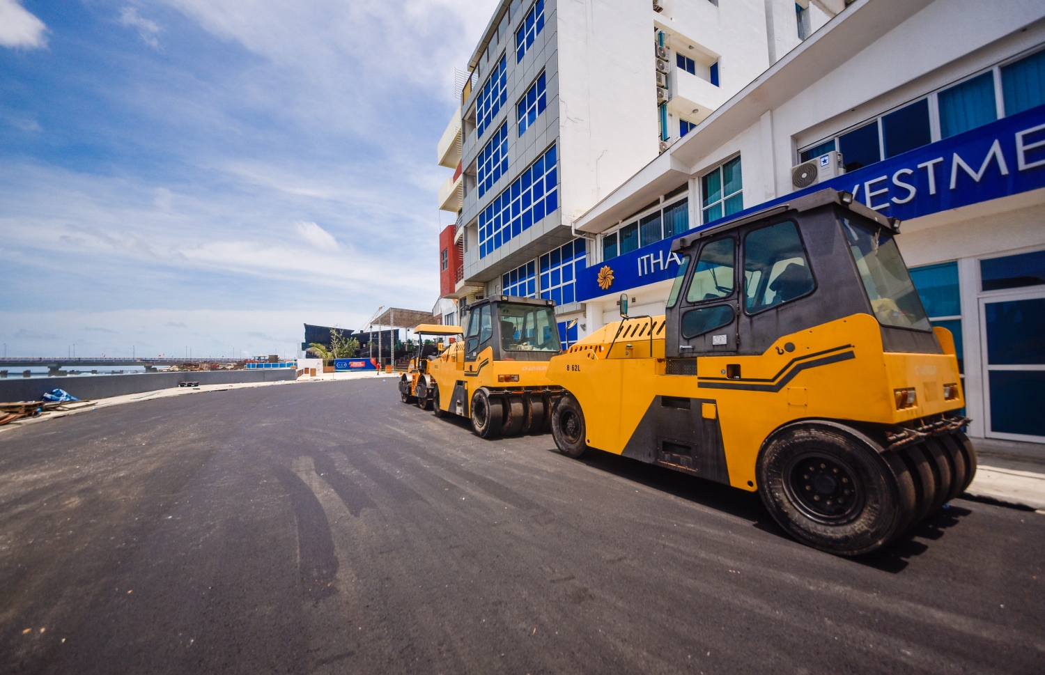 އޮގަސްޓް 27، 2018- މާލެ އާއި ހުޅުލެއާ ދެމެދު އަޅާފައިވާ ސިނަމާލެ ބްރިޖު ރަސްމީކޮށް ހުޅުވުމުގެ ގޮތުން ވަމުންދާ އެންމެ ފަހުގެ ތައްޔާރީތަކުގެ ތެރެއިން، ބްރިޖާ ބޮޑުތަކުރުފާނުމަގު ގުޅޭ ހިސާބުގައި ތާރުއެޅުމުގެ މަސައްކަތް ގާތްގަނޑަކަށް ނިމިފައި: ޗައިނާގެ ސީސީސީސީއިން އިމާރާތްކުރާ މި ބްރިޖް އަންނަ ބުރާސްފަތި ދުވަހު ރަސްމީކޮށް ހުޅުވުމަށް ނިންމާފައިވާކަން ރައީސް އަބްދުﷲ ޔާމީން ވަނީ އިއުލާނުކުރައްވާފައި.---ފޮޓޯ: ހުސައިން ވަހީދު/މިހާރު