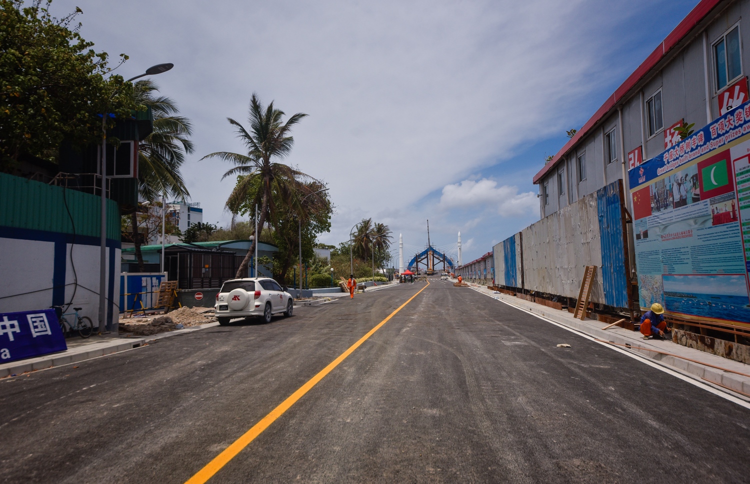 އޮގަސްޓް 27، 2018- މާލެ އާއި ހުޅުލެއާ ދެމެދު އަޅާފައިވާ ސިނަމާލެ ބްރިޖު ރަސްމީކޮށް ހުޅުވުމުގެ ގޮތުން ވަމުންދާ އެންމެ ފަހުގެ ތައްޔާރީތަކުގެ ތެރެއިން، ބްރިޖާ ބޮޑުތަކުރުފާނުމަގު ގުޅޭ ހިސާބުގައި ތާރުއެޅުމުގެ މަސައްކަތް ގާތްގަނޑަކަށް ނިމިފައި: ޗައިނާގެ ސީސީސީސީއިން އިމާރާތްކުރާ މި ބްރިޖް އަންނަ ބުރާސްފަތި ދުވަހު ރަސްމީކޮށް ހުޅުވުމަށް ނިންމާފައިވާކަން ރައީސް އަބްދުﷲ ޔާމީން ވަނީ އިއުލާނުކުރައްވާފައި.---ފޮޓޯ: ހުސައިން ވަހީދު/މިހާރު