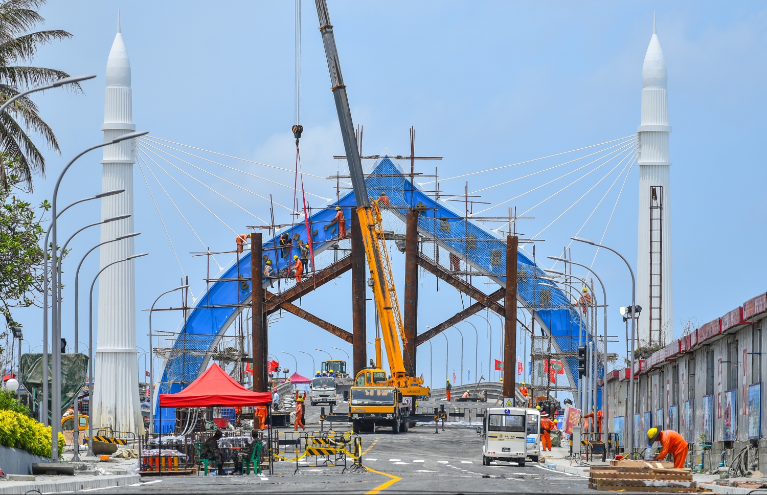 އޮގަސްޓް 27، 2018- މާލެ އާއި ހުޅުލެއާ ދެމެދު އަޅާފައިވާ ސިނަމާލެ ބްރިޖު ރަސްމީކޮށް ހުޅުވުމުގެ ގޮތުން ވަމުންދާ އެންމެ ފަހުގެ ތައްޔާރީތަކުގެ ތެރެއިން، މިސްކިތެއްގެ ސިފައިގައި ފަރުމާކޮށްފައިވާ ބްރިޖުގެ މައިދޮރާށީގެ 
އެންމެ ފަހުގެ މަސައްކަތްތައް ކުރިއަށްދަނީ: ޗައިނާގެ ސީސީސީސީއިން އިމާރާތްކުރާ މި ބްރިޖް އަންނަ ބުރާސްފަތި ދުވަހު ރަސްމީކޮށް ހުޅުވުމަށް ނިންމާފައިވާކަން ރައީސް އަބްދުﷲ ޔާމީން ވަނީ އިއުލާނުކުރައްވާފައި.---ފޮޓޯ: ނިޝާން އަލީ/މިހާރު