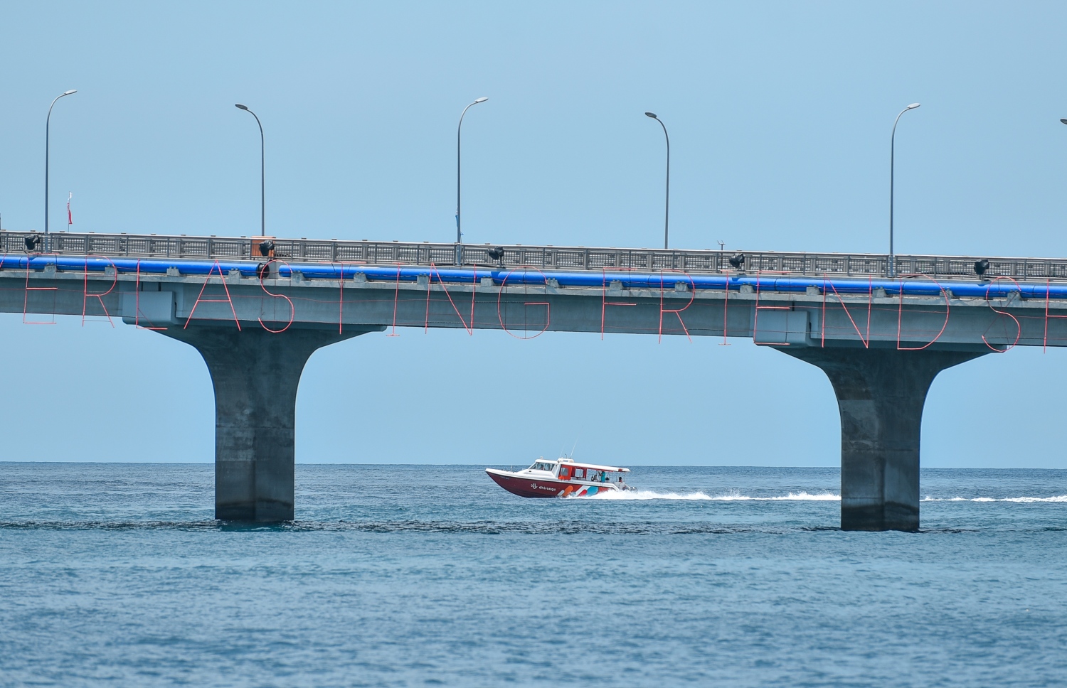 އޮގަސްޓް 27، 2018- މާލެ އާއި ހުޅުލެއާ ދެމެދު އަޅާފައިވާ ސިނަމާލެ ބްރިޖު ރަސްމީކޮށް ހުޅުވުމުގެ ގޮތުން ވަމުންދާ އެންމެ ފަހުގެ ތައްޔާރީތައް ކުރިއަށްދާއިރު ބްރިޖުގެ ކައިރިން ދުއްވާފައިދާ ލޯންޗެއް: ޗައިނާގެ ސީސީސީސީއިން އިމާރާތްކުރާ މި ބްރިޖް އަންނަ ބުރާސްފަތި ދުވަހު ރަސްމީކޮށް ހުޅުވުމަށް ނިންމާފައިވާކަން ރައީސް އަބްދުﷲ ޔާމީން ވަނީ އިއުލާނުކުރައްވާފައި.---ފޮޓޯ: ނިޝާން އަލީ/މިހާރު