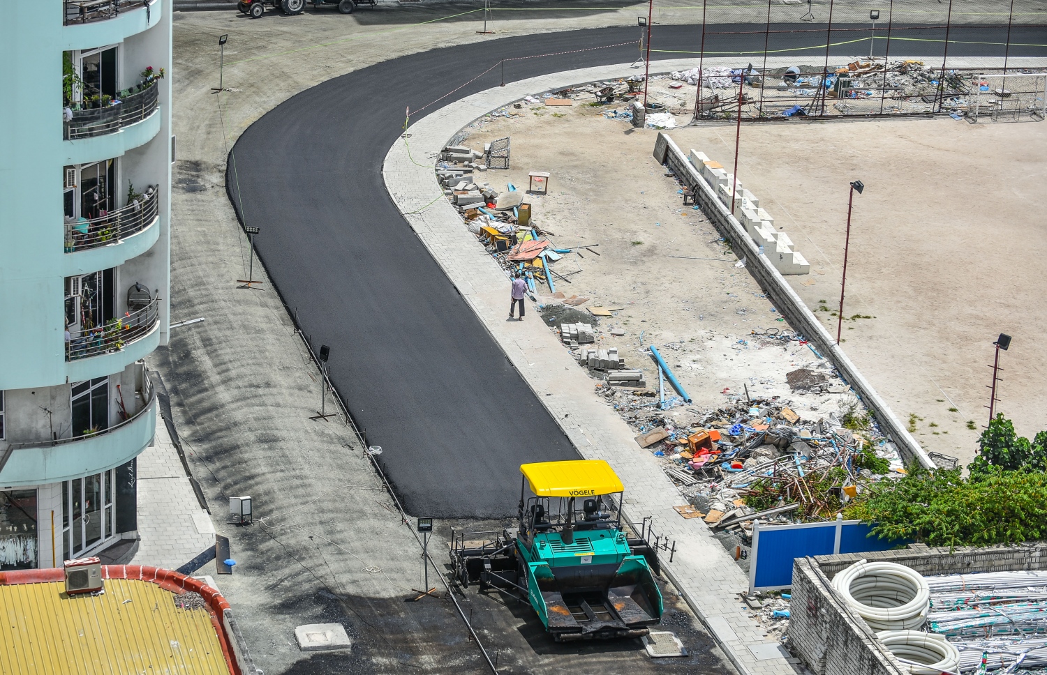 އޮގަސްޓް 27، 2018- މާލެ އާއި ހުޅުލެއާ ދެމެދު އަޅާފައިވާ ސިނަމާލެ ބްރިޖު ރަސްމީކޮށް ހުޅުވުމުގެ ގޮތުން ވަމުންދާ އެންމެ ފަހުގެ ތައްޔާރީތަކުގެ ތެރެއިން، ބްރިޖާ ގުޅޭ ބޮޑުތަކުރުފާނުމަގުގައި ތާރުއެޅުމުގެ މަސައްކަތް ކުރިއަށްދަނީ: ޗައިނާގެ ސީސީސީސީއިން އިމާރާތްކުރާ މި ބްރިޖް އަންނަ ބުރާސްފަތި ދުވަހު ރަސްމީކޮށް ހުޅުވުމަށް ނިންމާފައިވާކަން ރައީސް އަބްދުﷲ ޔާމީން ވަނީ އިއުލާނުކުރައްވާފައި.---ފޮޓޯ: ނިޝާން އަލީ/މިހާރު