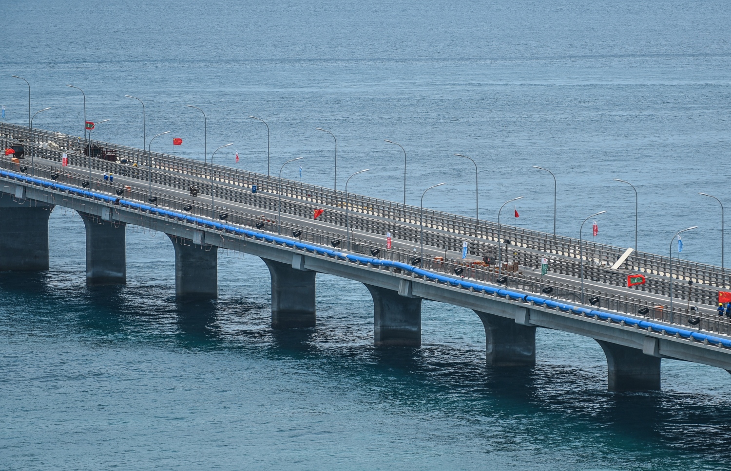 އޮގަސްޓް 27، 2018- މާލެ އާއި ހުޅުލެއާ ދެމެދު އަޅާފައިވާ ސިނަމާލެ ބްރިޖު ރަސްމީކޮށް ހުޅުވުމުގެ ގޮތުން ވަމުންދާ އެންމެ ފަހުގެ ތައްޔާރީތަކުގެ ތެރެއިން: ޗައިނާގެ ސީސީސީސީއިން އިމާރާތްކުރާ މި ބްރިޖް އަންނަ ބުރާސްފަތި ދުވަހު ރަސްމީކޮށް ހުޅުވުމަށް ނިންމާފައިވާކަން ރައީސް އަބްދުﷲ ޔާމީން ވަނީ އިއުލާނުކުރައްވާފައި.---ފޮޓޯ: ނިޝާން އަލީ/މިހާރު