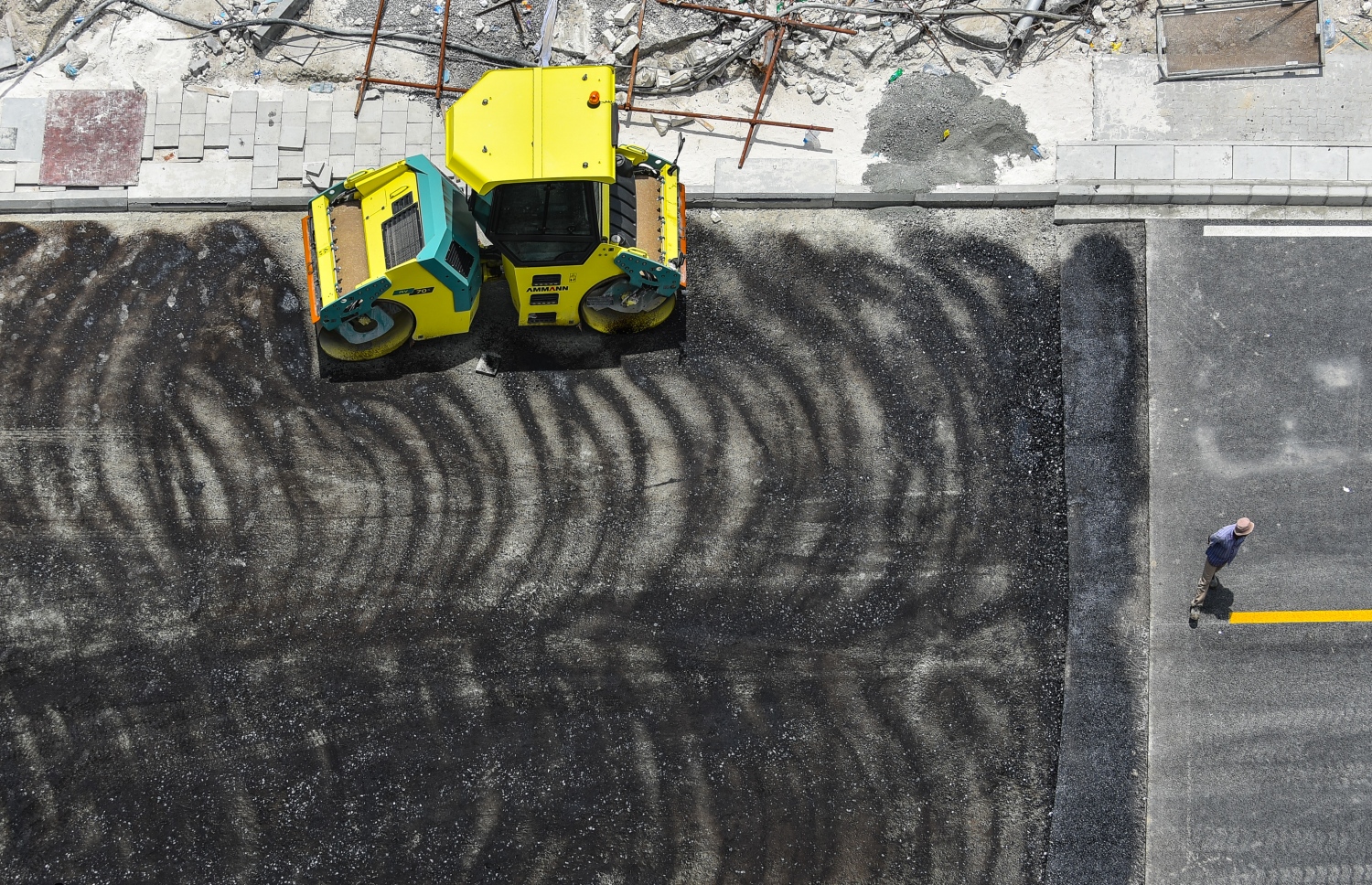 އޮގަސްޓް 27، 2018- މާލެ އާއި ހުޅުލެއާ ދެމެދު އަޅާފައިވާ ސިނަމާލެ ބްރިޖު ރަސްމީކޮށް ހުޅުވުމުގެ ގޮތުން ވަމުންދާ އެންމެ ފަހުގެ ތައްޔާރީތަކުގެ ތެރެއިން، ބްރިޖާ ގުޅޭ ބޮޑުތަކުރުފާނުމަގުގައި ތާރުއެޅުމުގެ މަސައްކަތް ކުރިއަށްދަނީ: ޗައިނާގެ ސީސީސީސީއިން އިމާރާތްކުރާ މި ބްރިޖް އަންނަ ބުރާސްފަތި ދުވަހު ރަސްމީކޮށް ހުޅުވުމަށް ނިންމާފައިވާކަން ރައީސް އަބްދުﷲ ޔާމީން ވަނީ އިއުލާނުކުރައްވާފައި.---ފޮޓޯ: ނިޝާން އަލީ/މިހާރު