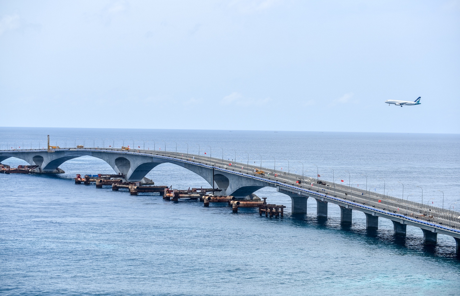 އޮގަސްޓް 27، 2018- މާލެ އާއި ހުޅުލެއާ ދެމެދު އަޅާފައިވާ ސިނަމާލެ ބްރިޖު ރަސްމީކޮށް ހުޅުވުމުގެ ގޮތުން ވަމުންދާ އެންމެ ފަހުގެ ތައްޔާރީތައް ކުރިއަށްދާއިރު ބްރިޖުގެ ކައިރިން ހުޅުލެއަށް ޖައްސަންދާ ފްލައިޓެއް: ޗައިނާގެ ސީސީސީސީއިން އިމާރާތްކުރާ މި ބްރިޖް އަންނަ ބުރާސްފަތި ދުވަހު ރަސްމީކޮށް ހުޅުވުމަށް ނިންމާފައިވާކަން ރައީސް އަބްދުﷲ ޔާމީން ވަނީ އިއުލާނުކުރައްވާފައި.---ފޮޓޯ: ނިޝާން އަލީ/މިހާރު