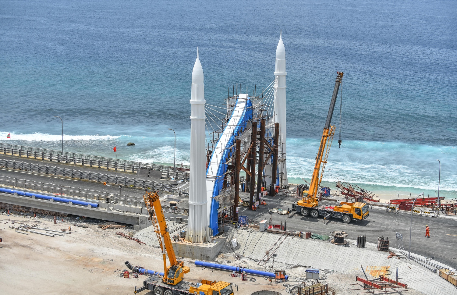 އޮގަސްޓް 27، 2018- މާލެ އާއި ހުޅުލެއާ ދެމެދު އަޅާފައިވާ ސިނަމާލެ ބްރިޖު ރަސްމީކޮށް ހުޅުވުމުގެ ގޮތުން ވަމުންދާ އެންމެ ފަހުގެ ތައްޔާރީތަކުގެ ތެރެއިން، މިސްކިތެއްގެ ސިފައިގައި ފަރުމާކޮށްފައިވާ ބްރިޖުގެ މައިދޮރާށީގެ 
އެންމެ ފަހުގެ މަސައްކަތްތައް ކުރިއަށްދަނީ: ޗައިނާގެ ސީސީސީސީއިން އިމާރާތްކުރާ މި ބްރިޖް އަންނަ ބުރާސްފަތި ދުވަހު ރަސްމީކޮށް ހުޅުވުމަށް ނިންމާފައިވާކަން ރައީސް އަބްދުﷲ ޔާމީން ވަނީ އިއުލާނުކުރައްވާފައި.---ފޮޓޯ: ނިޝާން އަލީ/މިހާރު