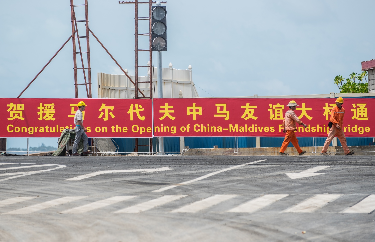 އޮގަސްޓް 27، 2018- މާލެ އާއި ހުޅުލެއާ ދެމެދު އަޅާފައިވާ ސިނަމާލެ ބްރިޖު ރަސްމީކޮށް ހުޅުވުމުގެ ގޮތުން ވަމުންދާ އެންމެ ފަހުގެ ތައްޔާރީތަކުގެ ތެރެއިން: ޗައިނާގެ ސީސީސީސީއިން އިމާރާތްކުރާ މި ބްރިޖް އަންނަ ބުރާސްފަތި ދުވަހު ރަސްމީކޮށް ހުޅުވުމަށް ނިންމާފައިވާކަން ރައީސް އަބްދުﷲ ޔާމީން ވަނީ އިއުލާނުކުރައްވާފައި.---ފޮޓޯ: ނިޝާން އަލީ/މިހާރު