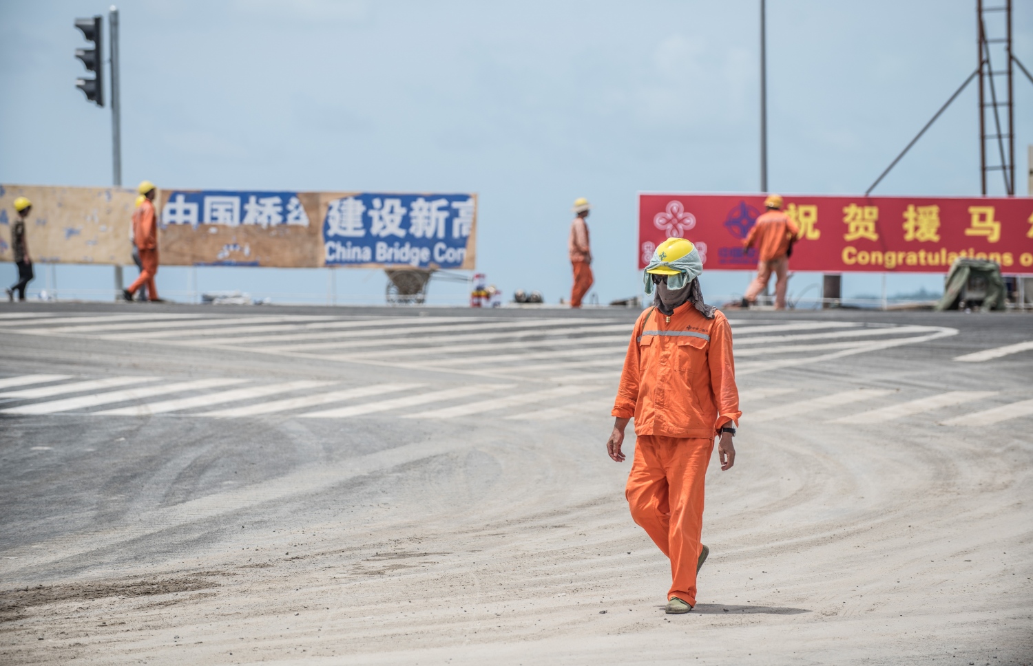 އޮގަސްޓް 27، 2018- މާލެ އާއި ހުޅުލެއާ ދެމެދު އަޅާފައިވާ ސިނަމާލެ ބްރިޖު ރަސްމީކޮށް ހުޅުވުމުގެ ގޮތުން ވަމުންދާ އެންމެ ފަހުގެ ތައްޔާރީތަކުގެ ތެރެއިން: ޗައިނާގެ ސީސީސީސީއިން އިމާރާތްކުރާ މި ބްރިޖް އަންނަ ބުރާސްފަތި ދުވަހު ރަސްމީކޮށް ހުޅުވުމަށް ނިންމާފައިވާކަން ރައީސް އަބްދުﷲ ޔާމީން ވަނީ އިއުލާނުކުރައްވާފައި.---ފޮޓޯ: ނިޝާން އަލީ/މިހާރު