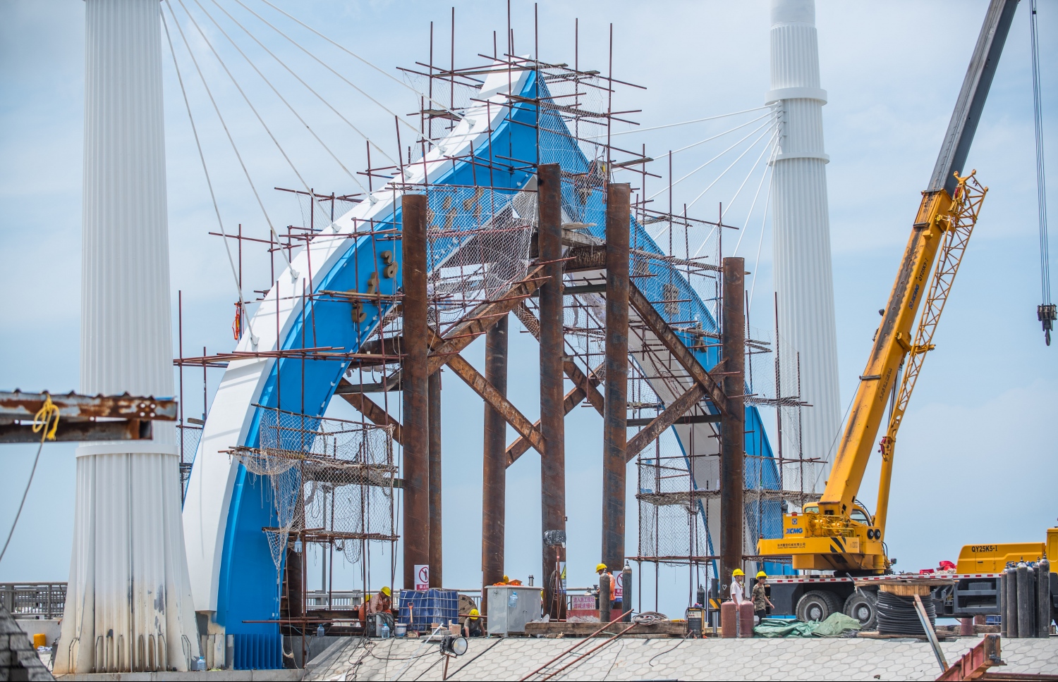 އޮގަސްޓް 27، 2018- މާލެ އާއި ހުޅުލެއާ ދެމެދު އަޅާފައިވާ ސިނަމާލެ ބްރިޖު ރަސްމީކޮށް ހުޅުވުމުގެ ގޮތުން ވަމުންދާ އެންމެ ފަހުގެ ތައްޔާރީތަކުގެ ތެރެއިން، މިސްކިތެއްގެ ސިފައިގައި ފަރުމާކޮށްފައިވާ ބްރިޖުގެ މައިދޮރާށީގެ 
އެންމެ ފަހުގެ މަސައްކަތްތައް ކުރިއަށްދަނީ: ޗައިނާގެ ސީސީސީސީއިން އިމާރާތްކުރާ މި ބްރިޖް އަންނަ ބުރާސްފަތި ދުވަހު ރަސްމީކޮށް ހުޅުވުމަށް ނިންމާފައިވާކަން ރައީސް އަބްދުﷲ ޔާމީން ވަނީ އިއުލާނުކުރައްވާފައި.---ފޮޓޯ: ނިޝާން އަލީ/މިހާރު