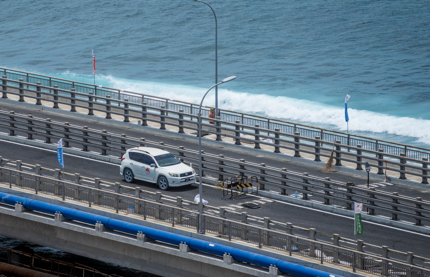 އޮގަސްޓް 27، 2018- މާލެ އާއި ހުޅުލެއާ ދެމެދު އަޅާފައިވާ ސިނަމާލެ ބްރިޖު ރަސްމީކޮށް ހުޅުވުމުގެ ގޮތުން ވަމުންދާ އެންމެ ފަހުގެ ތައްޔާރީތައް ކުރިއަށް ދާއިރު، މަސައްކަތުގައި އުޅޭ މުވައްޒަފުންތަކެއް ކާރެއްގައި ބްރިޖު މަތިން ދުއްވާފައިދަނީ: ޗައިނާގެ ސީސީސީސީއިން އިމާރާތްކުރާ މި ބްރިޖް އަންނަ ބުރާސްފަތި ދުވަހު ރަސްމީކޮށް ހުޅުވުމަށް ނިންމާފައިވާކަން ރައީސް އަބްދުﷲ ޔާމީން ވަނީ އިއުލާނުކުރައްވާފައި.---ފޮޓޯ: ނިޝާން އަލީ/މިހާރު