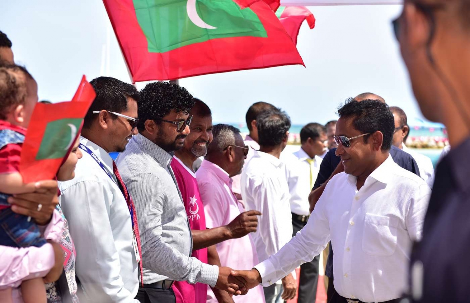 އަލިފުށި: އޮގަސްޓް 27، 2018- ސަރުކާރުން މި ރަށުގައި ގާއިމްކުރި ނަރުދަމާގެ ނިޒާމުގެ މަޝްރޫއުގެ ނިިމުން ފާހަގަކޮށްދެއްވުމަށް ރައީސް ޔާމީން ވަޑައިގަތުމުން، އެމަނިކުފާނަށް މަރުހަބާ ދަންނަވަން އެެއްވި މީހުންނާ ސަލާމް ކުރައްވަނީ.---ފޮޓޯ: ރައީސް އޮފީސް