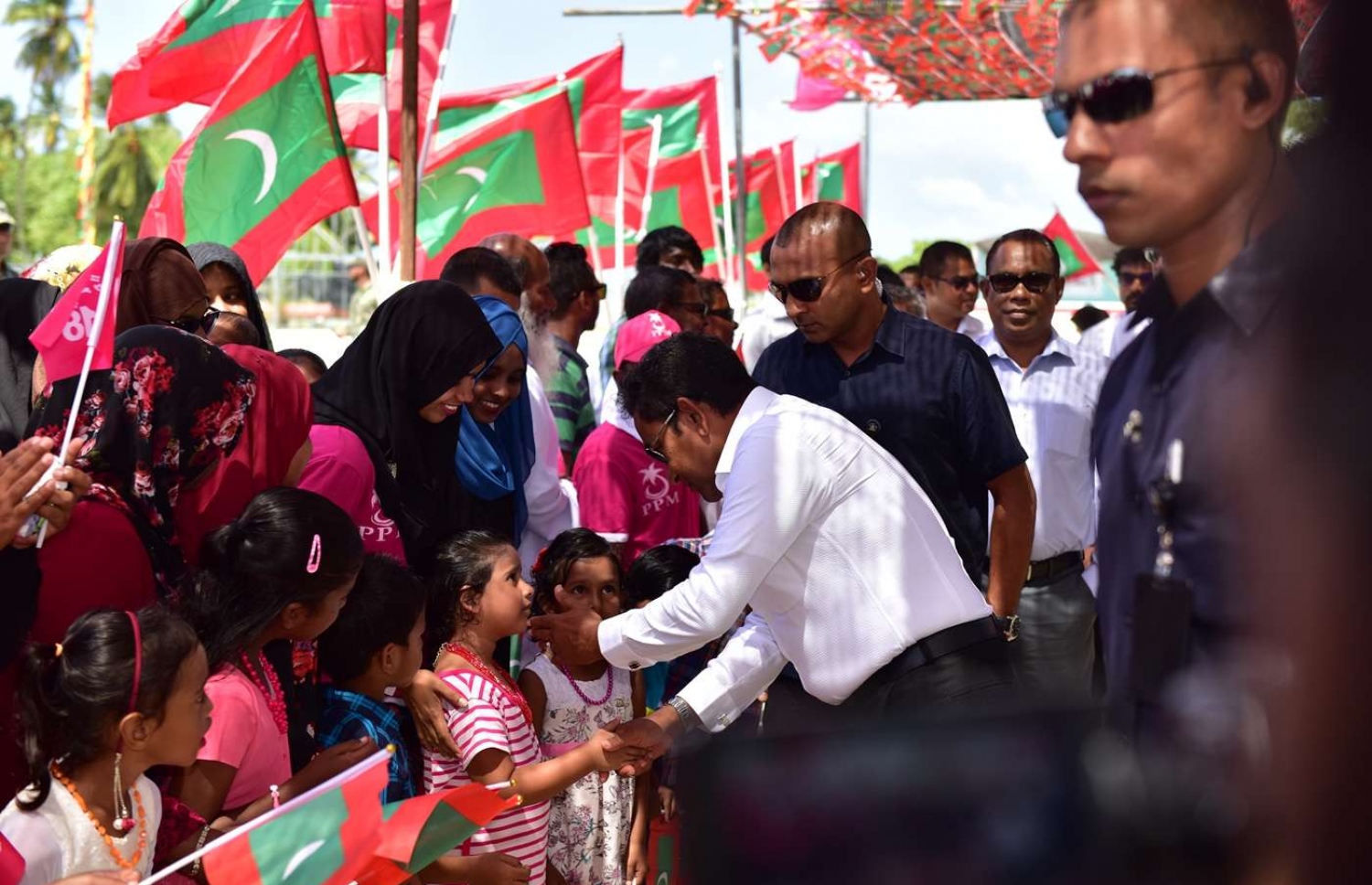 އަލިފުށި: އޮގަސްޓް 27، 2018- ސަރުކާރުން މި ރަށުގައި ގާއިމްކުރި ނަރުދަމާގެ ނިޒާމުގެ މަޝްރޫއުގެ ނިިމުން ފާހަގަކޮށްދެއްވުމަށް ރައީސް ޔާމީން ވަޑައިގެން، ކުޑަކުއްޖެއްގެ ކޮލުގައި ފިރުމާލައްވަނީ.---ފޮޓޯ: ރައީސް އޮފީސް