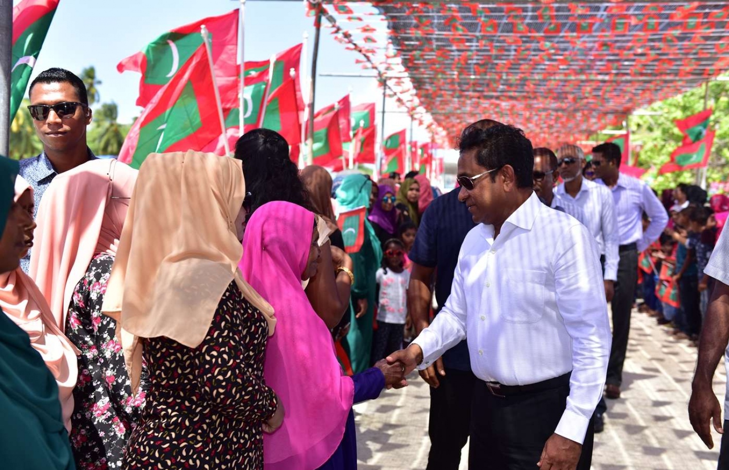 އަލިފުށި: އޮގަސްޓް 27، 2018- ސަރުކާރުން މި ރަށުގައި ގާއިމްކުރި ނަރުދަމާގެ ނިޒާމުގެ މަޝްރޫއުގެ ނިިމުން ފާހަގަކޮށްދެއްވުމަށް ރައީސް ޔާމީން ވަޑައިގަތުމުން، އެމަނިކުފާނަށް މަރުހަބާ ދަންނަވަން އެެއްވި މީހުންނާ ސަލާމް ކުރައްވަނީ.---ފޮޓޯ: ރައީސް އޮފީސް