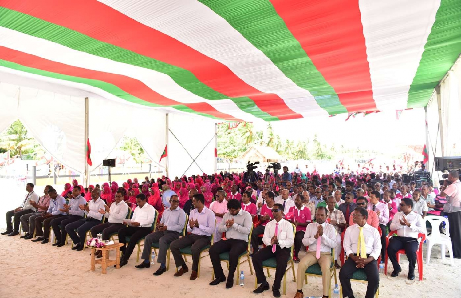 އަލިފުށި: އޮގަސްޓް 27، 2018- ސަރުކާރުން މި ރަށުގައި ގާއިމްކުރި ނަރުދަމާގެ ނިޒާމުގެ މަޝްރޫއުގެ ނިިމުން ރައީސް ޔާމީން ފާހަގަކޮށްދެއްވުމަށް ފަހު، ބޭއްވެވި ޖަލްސާގެ ތެރެއިން.---ފޮޓޯ: ރައީސް އޮފީސް