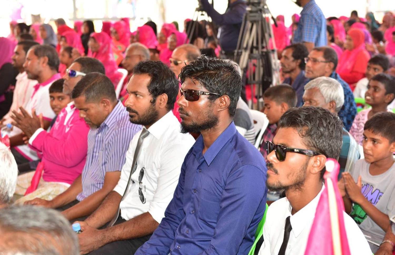 އަލިފުށި: އޮގަސްޓް 27، 2018- ސަރުކާރުން މި ރަށުގައި ގާއިމްކުރި ނަރުދަމާގެ ނިޒާމުގެ މަޝްރޫއުގެ ނިިމުން ރައީސް ޔާމީން ފާހަގަކޮށްދެއްވުމަށް ފަހު، ބޭއްވެވި ޖަލްސާގައި ބައިވެރިވި ބައެއް މީހުން.---ފޮޓޯ: ރައީސް އޮފީސް