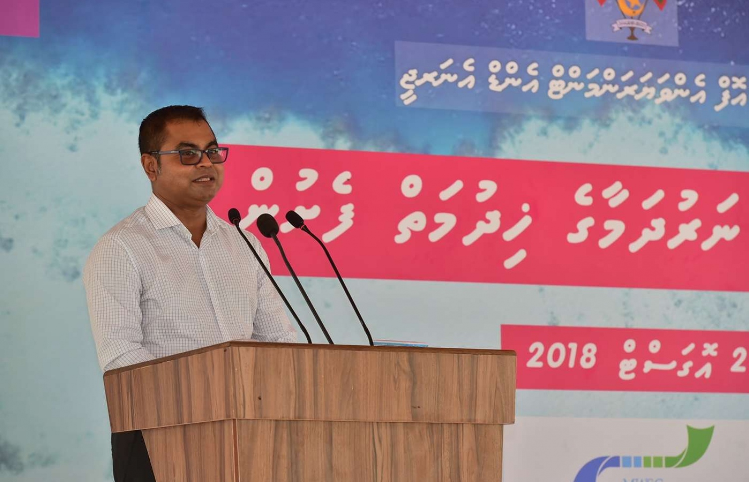 އަލިފުށި: އޮގަސްޓް 27، 2018- ސަރުކާރުން މި ރަށުގައި ގާއިމްކުރި ނަރުދަމާގެ ނިޒާމުގެ މަޝްރޫއުގެ ނިިމުން ރައީސް ޔާމީން ފާހަގަކޮށްދެއްވުމަށް ފަހު، ބޭއްވެވި ޖަލްސާގައި އެންވަޔަރުމެންޓް މިނިސްޓަރު ތޯރިގް އިބްރާހީމް ވާހަކަ ދައްކަވަނީ.---ފޮޓޯ: ރައީސް އޮފީސް