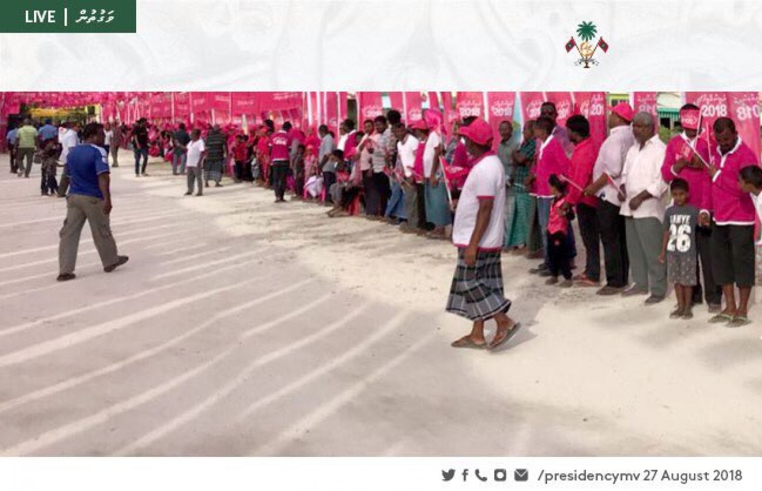 ރައީސް އަށް މަރުހަބާ ދެންނެވުމަށް ދުވާފަރުން ނުކުތް މީހުން. - ފޮޓޯ: ރައީސް އޮފީސް