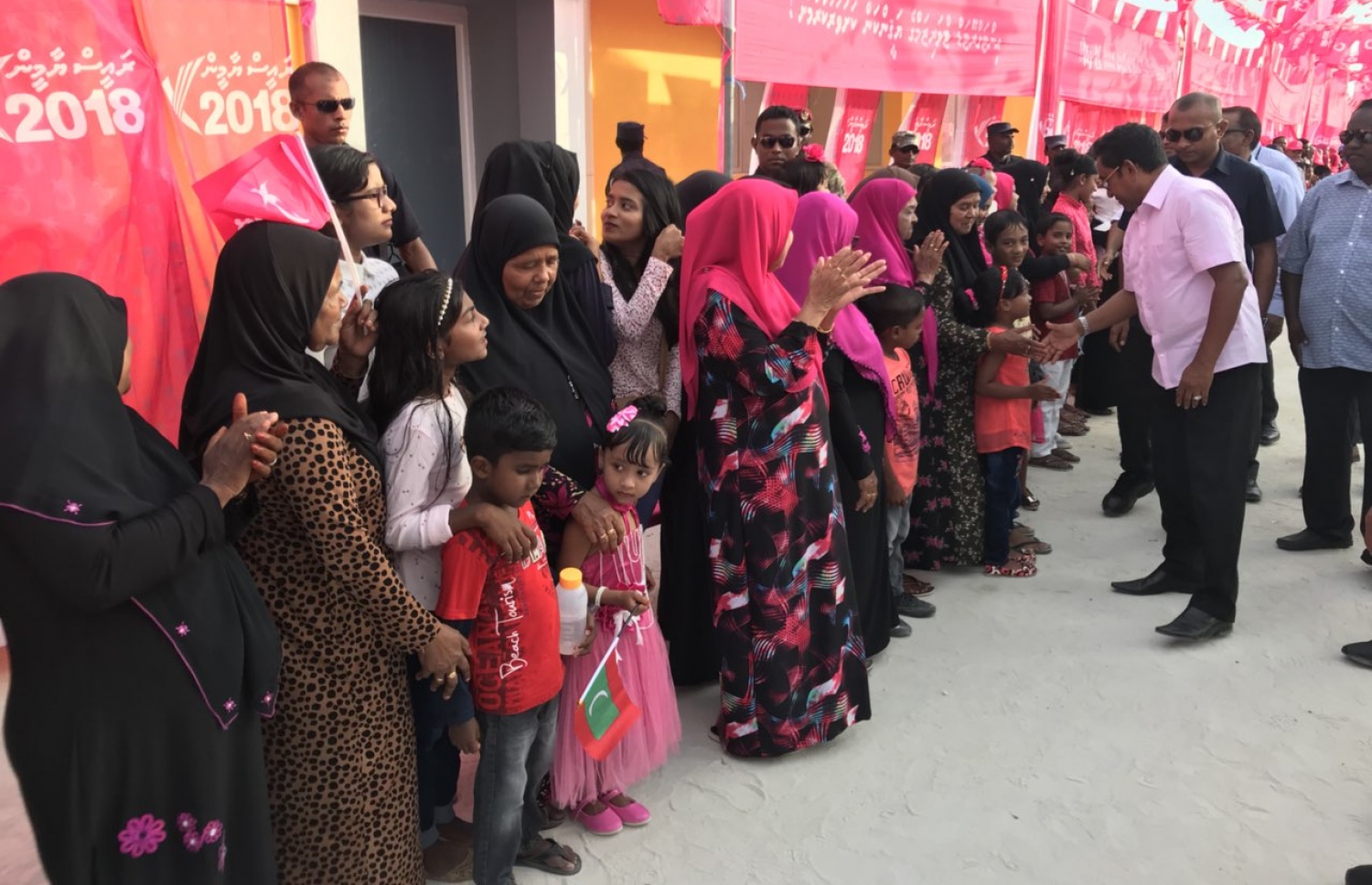 ރައީސް ޔާމީން މިއަދު ދުވާފަރަށް ވަޑައިގަތުމުން، އެ ރަށު ރައްޔިތުން އެމަނިކުފާނަށް ހޫނު މަރުހަބާއެއް ދަންނަވަނީ. - ފޮޓޯ: ރައީސް އޮފީސް