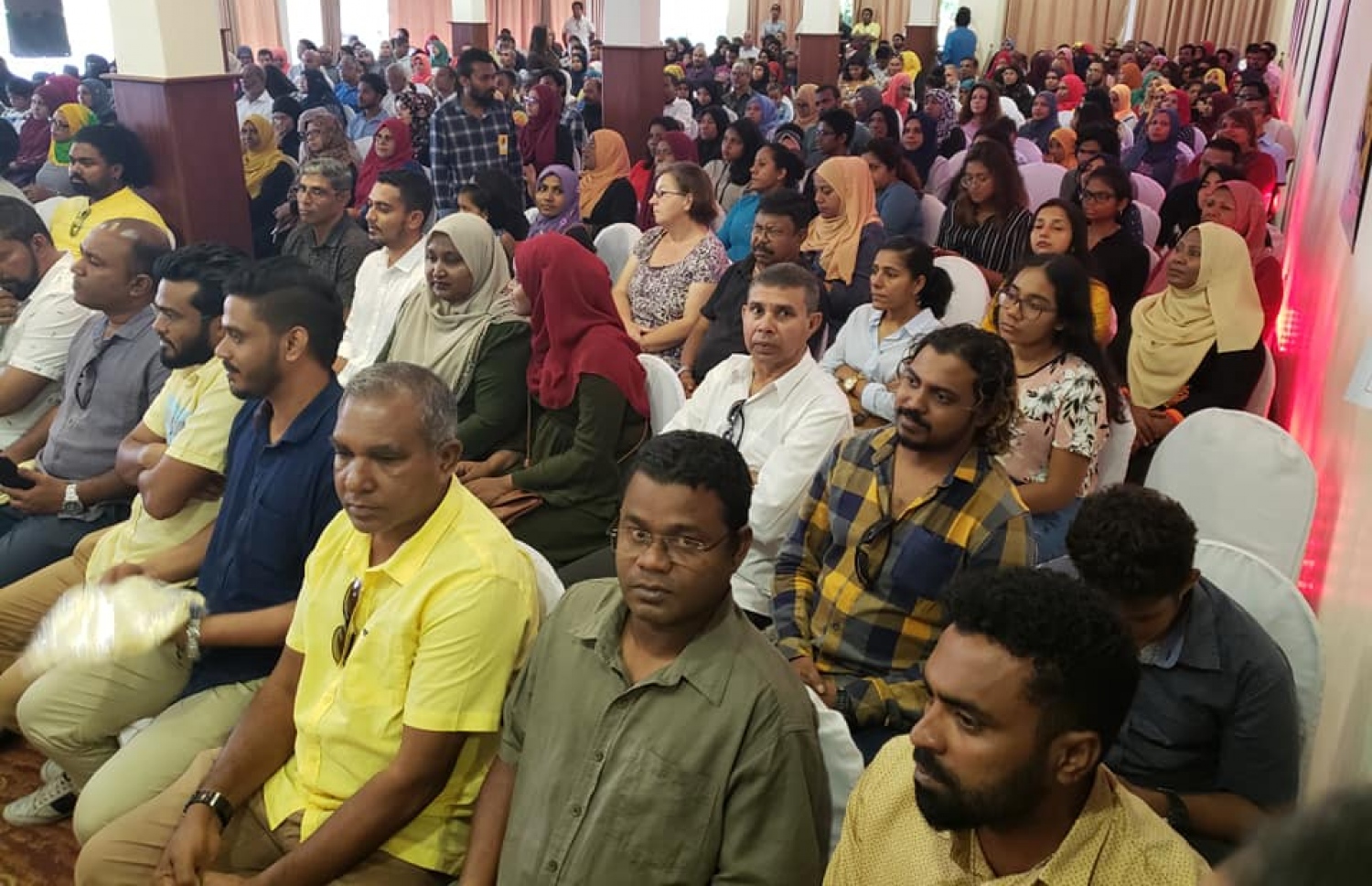 ސްރީ ލަންކާގައި ބޭއްވި ޖަލްސާގައި އިދިކޮޅު ޕާޓީތަކުގެ ސަޕޯޓަރުން ބައިވެރިވަނީ. --ފޮޓޯ: އަހްމަދު އަންވަރު