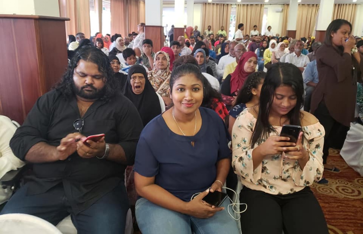 ސްރީ ލންކާގައި ބޭއްވި އިދިކޮޅު ޕާޓީތަކުގެ ކެމްޕޭން ޖަލްސާގައި ސަޕޯޓަރުންތަކެއް ބައިވެރިވަނީ. --ފޮޓޯ/އެމްޑީޕީ