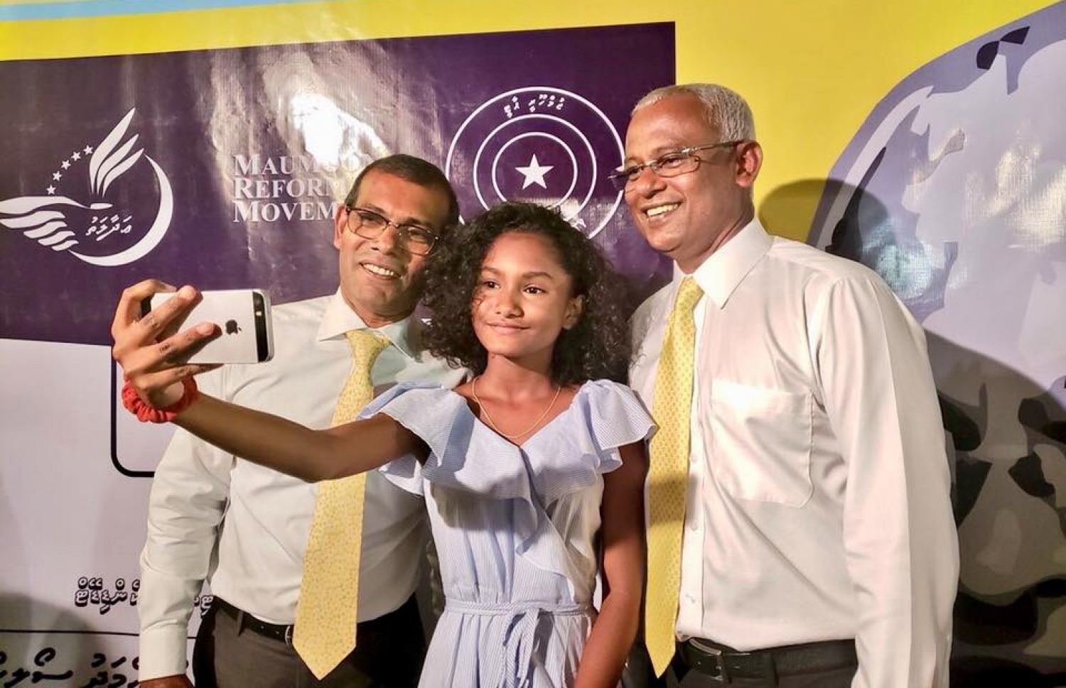 އިބޫ އާއި ނަޝީދާ އެކު ސެލްފީއެއް ނަގަނީ: ލަންކާގައި ދިރިއުޅޭ ދިވެހިންނަށް، އިދިކޮޅު ޕާޓީތަކުގެ ވެރިކަމެއްގައި ފަސޭހަ އިންތިޒާމްތަކެއް ހަމަޖައްސައިދެއްވާނެ ކަަމަށް އިބޫ ވިދާޅުވި. --ފޮޓޯ/އެމްޑީޕީ