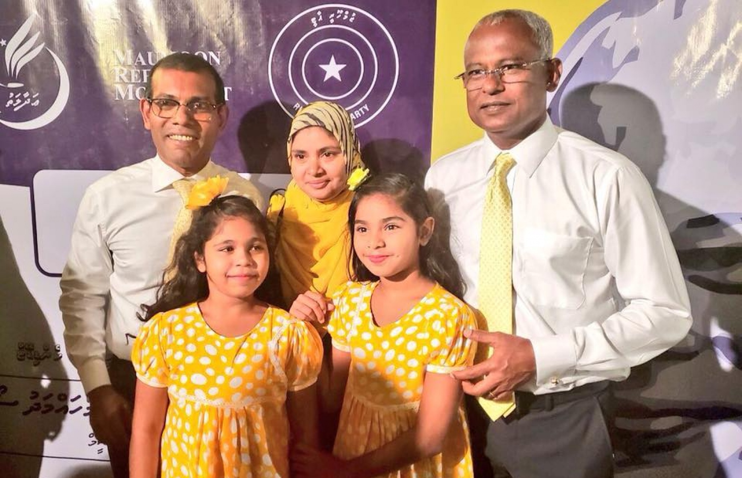އިބޫ އާއި ނަޝީދާ އެކު ފޮޓޯ ނަގަނީ --ފޮޓޯ/އެމްޑީޕީ