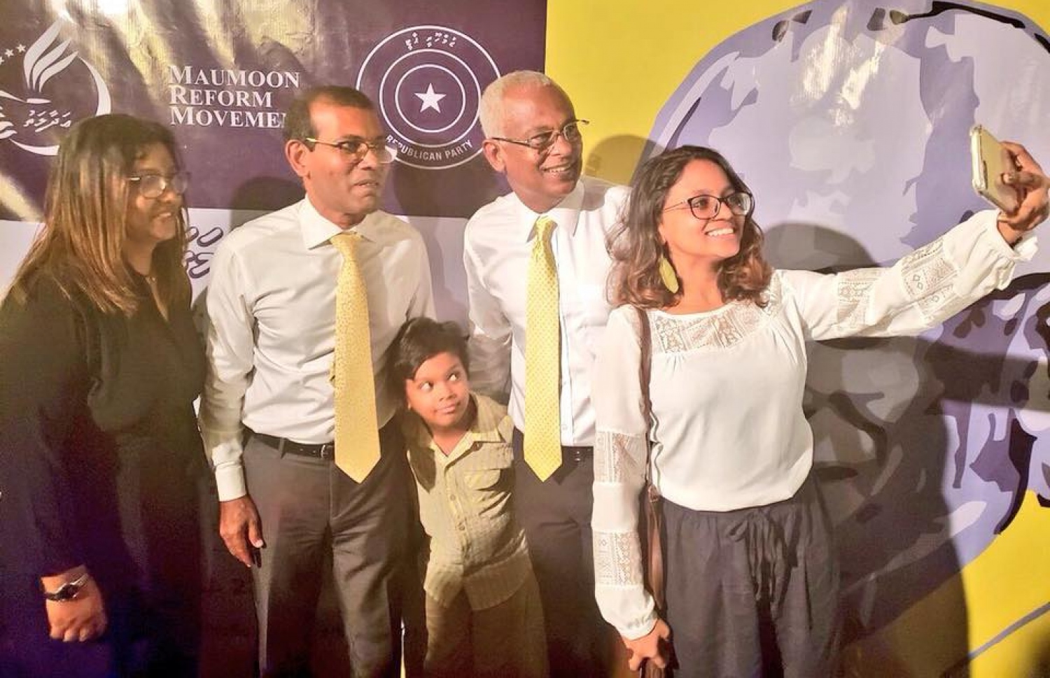 އިބޫ އާއި ނަޝީދާ އެކު ފޮޓޯ ނަގަނީ. --ފޮޓޯ/އެމްޑީޕީ