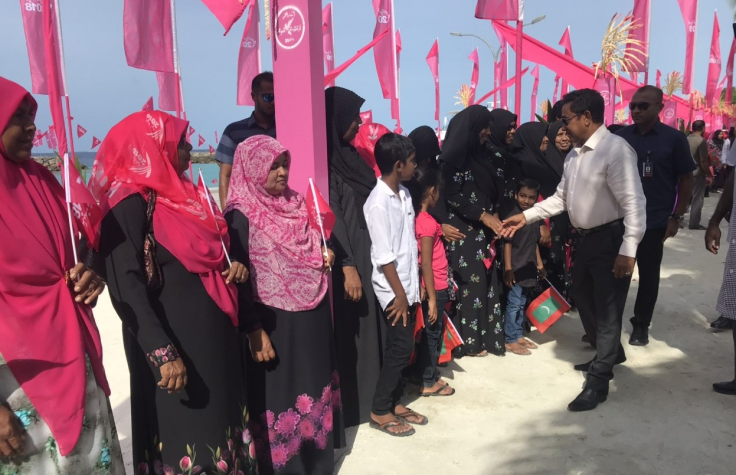ރައީސް ޔާމީން މިއަދު ރ. އިންނަމާދު އަށް ވަޑައިގެން އެ ރަށު ރައްޔިތުންނާ ސަލާމް ކުރައްވަނީ. - ފޮޓޯ: ރައީސް އޮފީސް