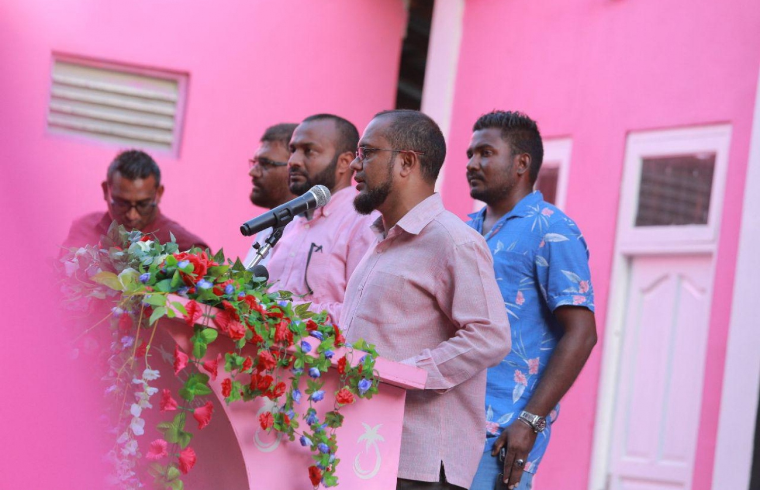 ލ. އަތޮޅު: އޮގަސްޓް 27، 2018- ޕީޕީއެމްގެ ރިޔާސީ ކެންޑިޑޭޓް ރައީސް ޔާމީންގެ ރަނިންމޭޓް ޝަހީމް މި އަތޮޅުގެ ރަށަކަށް ކެމްޕެއިނަށް ވަޑައިގެން ބޭއްވެވި ބައްދަލުވުމެއްގެ ތެރެއިން.---ފޮޓޯ: ޝަހީމްގެ ފޭސްބުކް ޕޭޖް