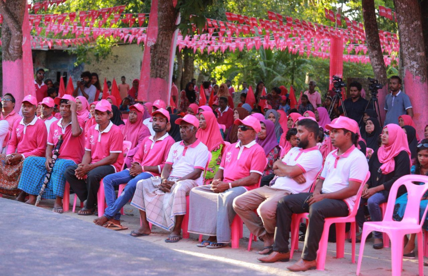 ލ. އަތޮޅު: އޮގަސްޓް 27، 2018- ޕީޕީއެމްގެ ރިޔާސީ ކެންޑިޑޭޓް ރައީސް ޔާމީންގެ ރަނިންމޭޓް ޝަހީމް މި އަތޮޅުގެ ރަށަކަށް ކެމްޕެއިނަށް ވަޑައިގެން ބޭއްވެވި ބައްދަލުވުމެއްގައި ބައިވެރިވި ބައެއް މީހުން.---ފޮޓޯ: ޝަހީމްގެ ފޭސްބުކް ޕޭޖް