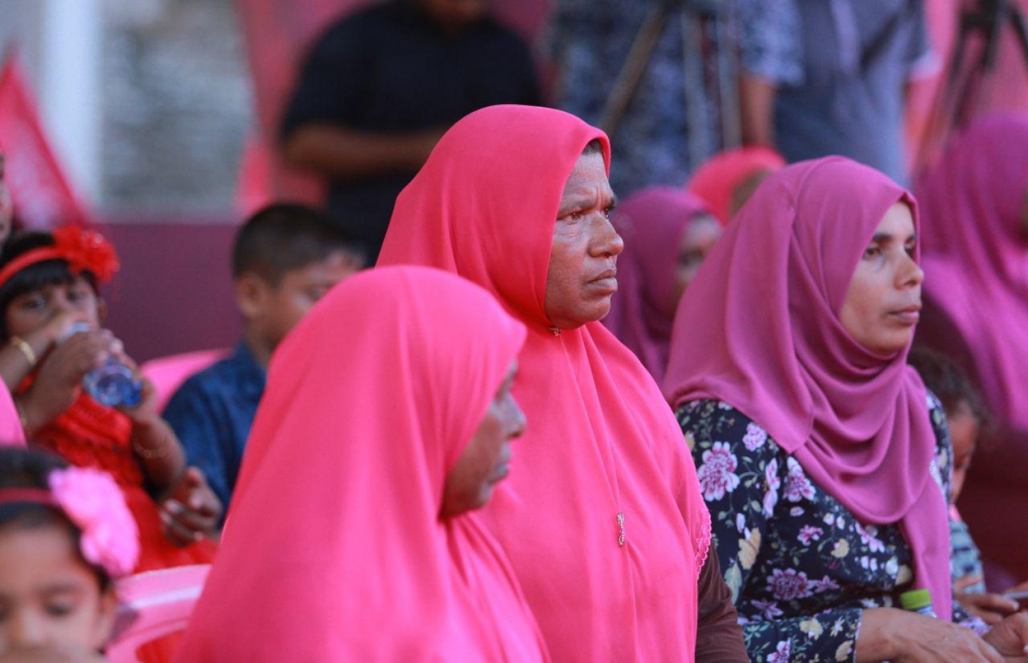 ލ. އަތޮޅު: އޮގަސްޓް 28، 2018: ޕީޕީއެމްގެ ރިޔާސީ ކެންޑިޑޭޓް ރައީސް ޔާމީންގެ ރަނިންމޭޓް ޑރ. ޝަހީމް ލ. އަތޮޅުގައި ކުރިއަށް ގެންދަވާ ކެމްޕެއިން ދަތުރުގެ ތެރެއިން:ޑރ. ޝަހީމް މި އަތޮޅުގެ ރަށަކަށް ވަޑައިގަތުމުން ބޭވި ޖަލްސާގައި ބައިވެެރިވި ބައެށް އަންހެނުން.---ފޮޓޯ: ޕީޕީއެމް