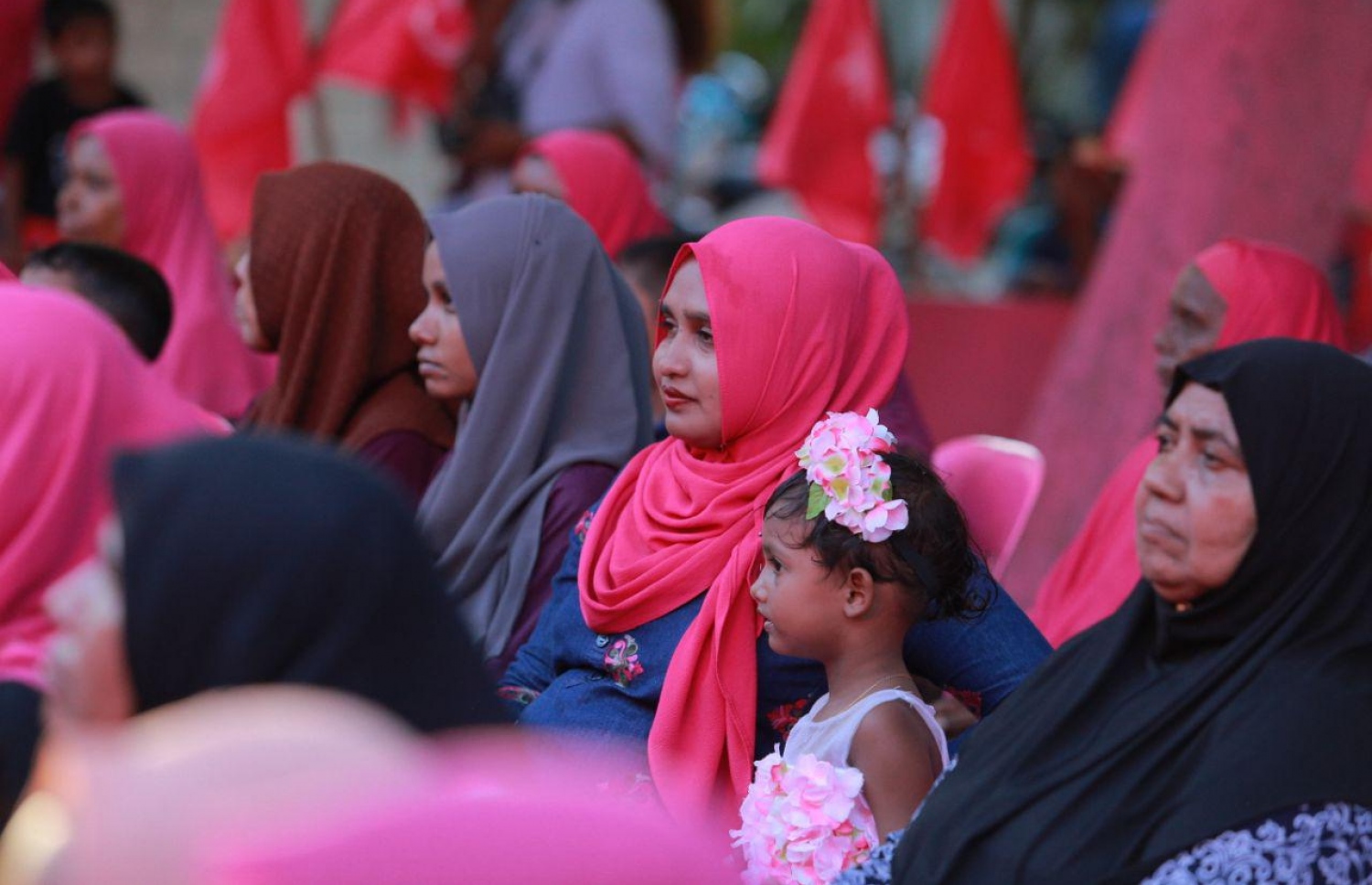 ލ. އަތޮޅު: އޮގަސްޓް 27، 2018- ޕީޕީއެމްގެ ރިޔާސީ ކެންޑިޑޭޓް ރައީސް ޔާމީންގެ ރަނިންމޭޓް ޝަހީމް މި އަތޮޅުގެ ރަށަކަށް ކެމްޕެއިނަށް ވަޑައިގެން ބޭއްވެވި ބައްދަލުވުމެއްގައި ބައިވެރިވި ބައެއް މީހުން.---ފޮޓޯ: ޝަހީމްގެ ފޭސްބުކް ޕޭޖް