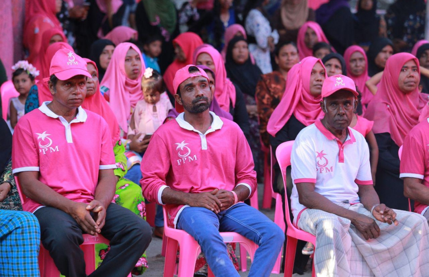 ލ. އަތޮޅު: އޮގަސްޓް 27، 2018- ޕީޕީއެމްގެ ރިޔާސީ ކެންޑިޑޭޓް ރައީސް ޔާމީންގެ ރަނިންމޭޓް ޝަހީމް މި އަތޮޅުގެ ރަށަކަށް ކެމްޕެއިންގައި ވަޑައިގެން ބޭއްވެވި ކެމްޕެއިން ބައްދަލުވުމެއްގައި ބައިވެރިވި ބައެއް މީހުން.---ފޮޓޯ: ޝަހީމްގެ ފޭސްބުކް ޕޭޖް