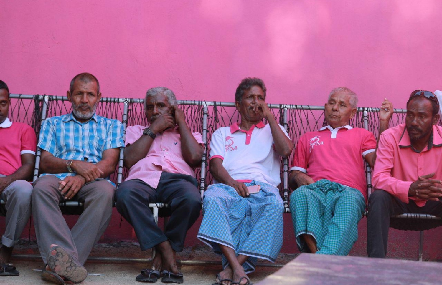 ލ. އަތޮޅު: އޮގަސްޓް 27، 2018- ޕީޕީއެމްގެ ރިޔާސީ ކެންޑިޑޭޓް ރައީސް ޔާމީންގެ ރަނިންމޭޓް ޝަހީމް މި އަތޮޅުގެ ރަށަކަށް ކެމްޕެއިންގައި ވަޑައިގެން ބޭއްވެވި ކެމްޕެއިން ބައްދަލުވުމެއްގައި ބައިވެރިވި ބައެއް މީހުން.---ފޮޓޯ: ޝަހީމްގެ ފޭސްބުކް ޕޭޖް