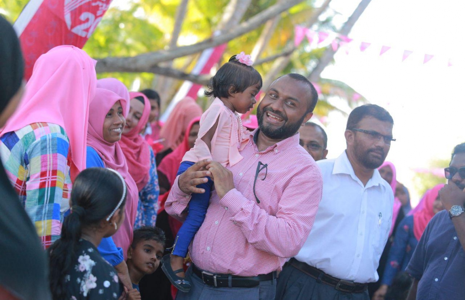 ލ. އަތޮޅު: އޮގަސްޓް 27، 2018- ޕީޕީއެމްގެ ރިޔާސީ ކެންޑިޑޭޓް ރައީސް ޔާމީންގެ ރަނިންމޭޓް ޝަހީމް މި އަތޮޅުގެ ރަށަކަށް ކެމްޕެއިނަށް ވަޑައިގެން ކުޑަ ކުއްޖަކު އުރާލައްވަނީ.---ފޮޓޯ: ޝަހީމްގެ ފޭސްބުކް ޕޭޖް