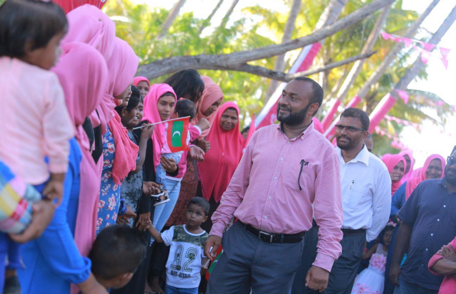 ލ. އަތޮޅު: އޮގަސްޓް 27، 2018- ޕީޕީއެމްގެ ރިޔާސީ ކެންޑިޑޭޓް ރައީސް ޔާމީންގެ ރަނިންމޭޓް ޝަހީމް މި އަތޮޅުގެ ރަށަކަށް ކެމްޕެއިނަށް ވަޑައިގެން ސަޕޯޓަރުންނާ އެކު.---ފޮޓޯ: ޝަހީމްގެ ފޭސްބުކް ޕޭޖް