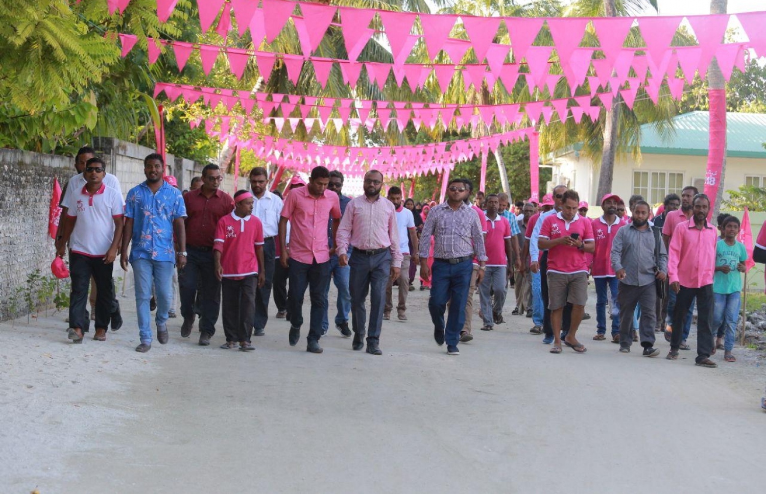 ލ. އަތޮޅު: އޮގަސްޓް 27، 2018- ޕީޕީއެމްގެ ރިޔާސީ ކެންޑިޑޭޓް ރައީސް ޔާމީންގެ ރަނިންމޭޓް ޝަހީމް މި އަތޮޅަށް ކުރައްވަމުން ގެންދަވާ ކެމްޕެއިން ދަތުރުގައި، ބަޔަކާ އެކު ހިންގަވާފައި ވަޑައިގަންނަވަނީ.---ފޮޓޯ: ޝަހީމްގެ ފޭސްބުކް ޕޭޖް