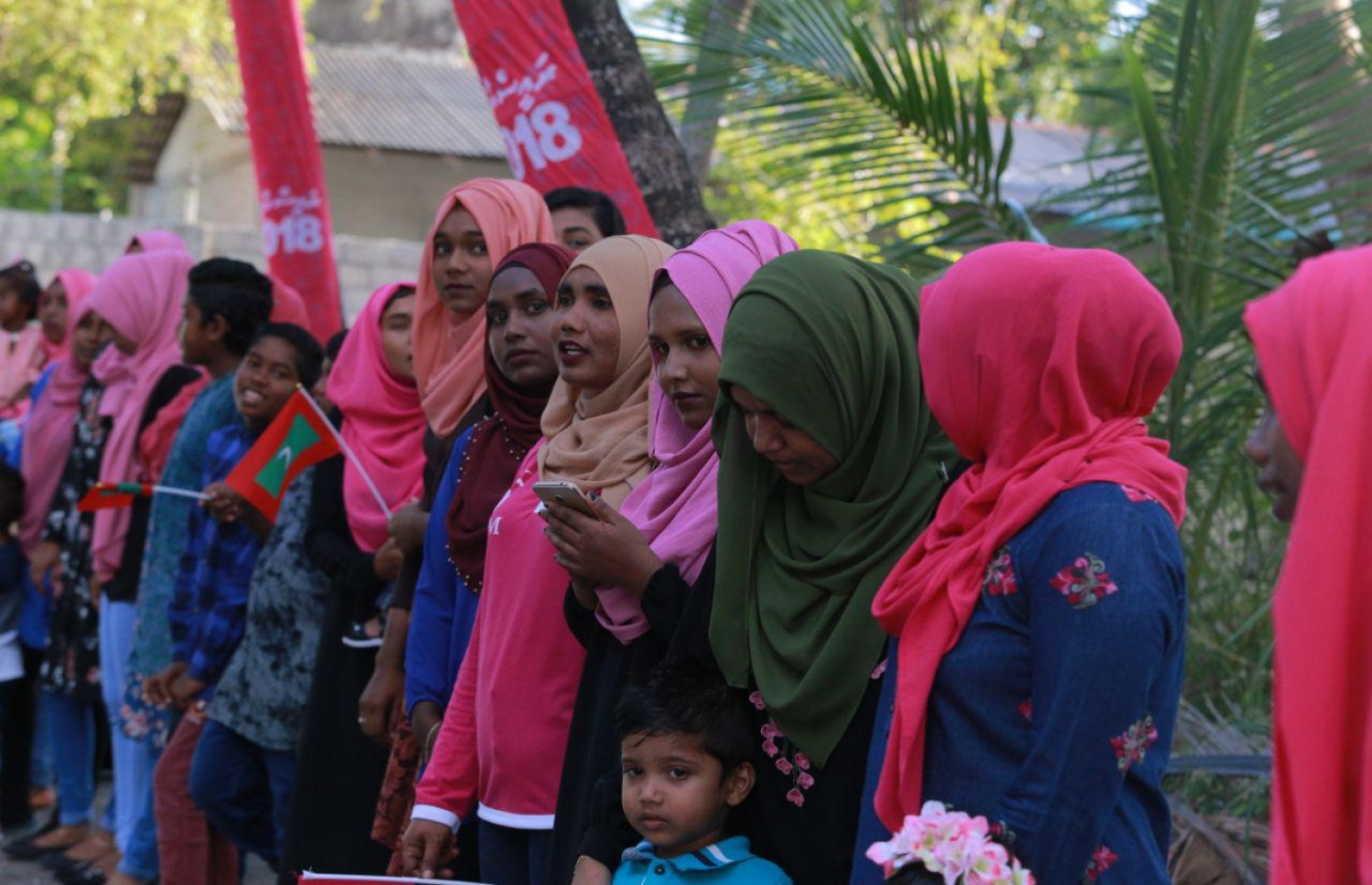 ލ. އަތޮޅު: އޮގަސްޓް 27، 2018- ޕީޕީއެމްގެ ރިޔާސީ ކެންޑިޑޭޓް ރައީސް ޔާމީންގެ ރަނިންމޭޓް ޝަހީމް މި އަތޮޅަށް ކުރައްވަމުން ގެންދަވާ ކެމްޕެއިން ދަތުރުގައި އޭނާ އަށް މަރުހަބާ ދެންނެވުމަށް ސަފު ހަދައިގެން ތިބި، ޕީޕީއެމްގެ ސަޕޯޓަރުންތަކެއް.---ފޮޓޯ: ޝަހީމްގެ ފޭސްބުކް ޕޭޖް