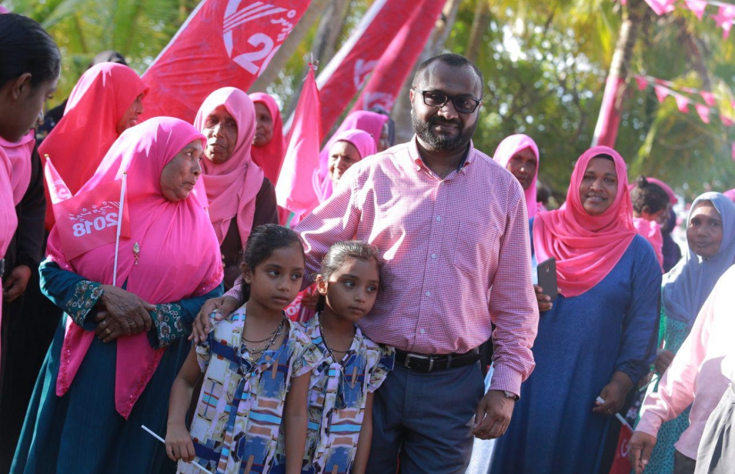 ލ. އަތޮޅު: އޮގަސްޓް 27، 2018- ޕީޕީއެމްގެ ރިޔާސީ ކެންޑިޑޭޓް ރައީސް ޔާމީންގެ ރަނިންމޭޓް ޝަހީމް މި އަތޮޅުގެ ރަށަކަށް ކެމްޕެއިންގައި ވަޑައިގެން ކުޑަ ދެ ކުއްޖަކާ އެކު ފޮޓޯއެއް ނަންގަވަނީ.---ފޮޓޯ: ޝަހީމްގެ ފޭސްބުކް ޕޭޖް