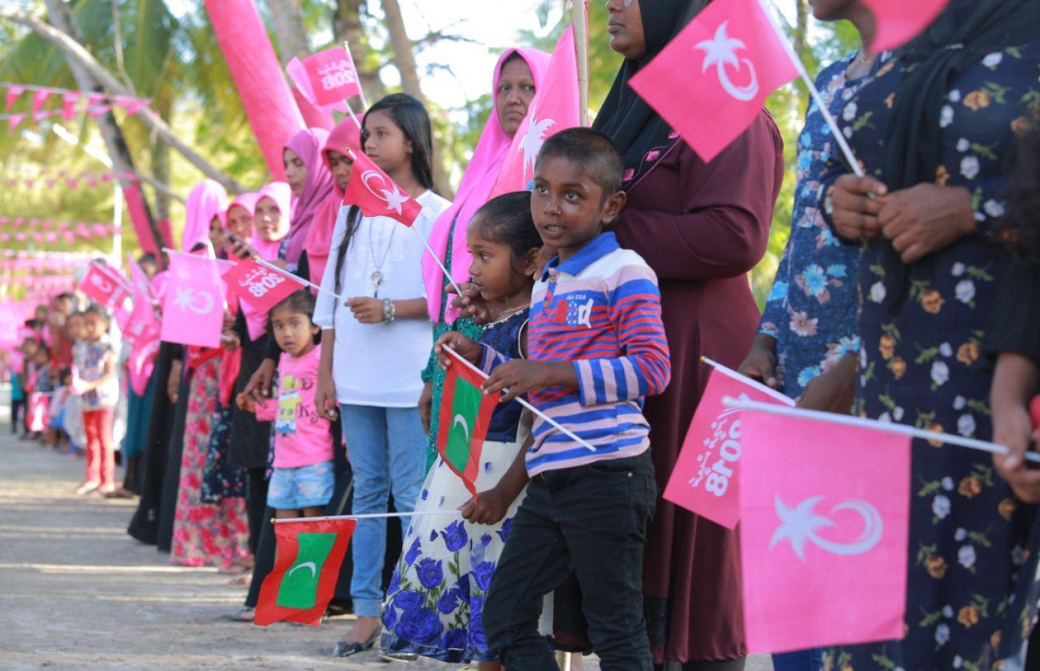 ލ. އަތޮޅު: އޮގަސްޓް 27، 2018- ޕީޕީއެމްގެ ރިޔާސީ ކެންޑިޑޭޓް ރައީސް ޔާމީންގެ ރަނިންމޭޓް ޝަހީމް މި އަތޮޅަށް ކުރައްވަމުން ގެންދަވާ ކެމްޕެއިން ދަތުރުގައި އޭނާ އަށް މަރުހަބާ ދެންނެވުމަށް ސަފު ހަދައިގެން ތިބި، ބަޔަކު މަޑުކޮށްލައިގެން.---ފޮޓޯ: ޝަހީމްގެ ފޭސްބުކް ޕޭޖް