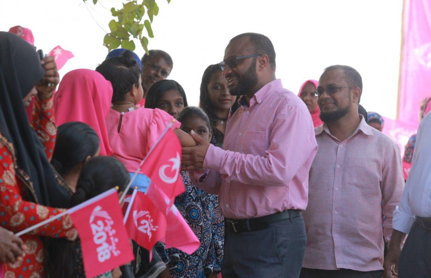 ލ. އަތޮޅު: އޮގަސްޓް 27، 2018- ޕީޕީއެމްގެ ރިޔާސީ ކެންޑިޑޭޓް ރައީސް ޔާމީންގެ ރަނިންމޭޓް ޝަހީމް މި އަތޮޅުގެ ރަށަކަށް ކެމްޕެއިންގައި ވަޑައިގެން ކުޑަކުއްޖަކާ ސަލާމް ކުރައްވަނީ.---ފޮޓޯ: ޝަހީމްގެ ފޭސްބުކް ޕޭޖް