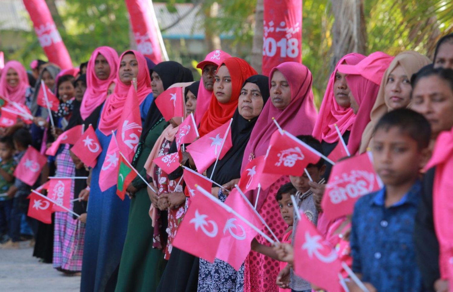 ލ. އަތޮޅު: އޮގަސްޓް 27، 2018- ޕީޕީއެމްގެ ރިޔާސީ ކެންޑިޑޭޓް ރައީސް ޔާމީންގެ ރަނިންމޭޓް ޝަހީމް މި އަތޮޅަށް ކުރައްވަމުން ގެންދަވާ ކެމްޕެއިން ދަތުރުގައި އޭނާ އަށް މަރުހަބާ ދެންނެވުމަށް ސަފު ހަދައިގެން ތިބި، ޕީޕީއެމްގެ ސަޕޯޓަރުންތަކެއް.---ފޮޓޯ: ޝަހީމްގެ ފޭސްބުކް ޕޭޖް