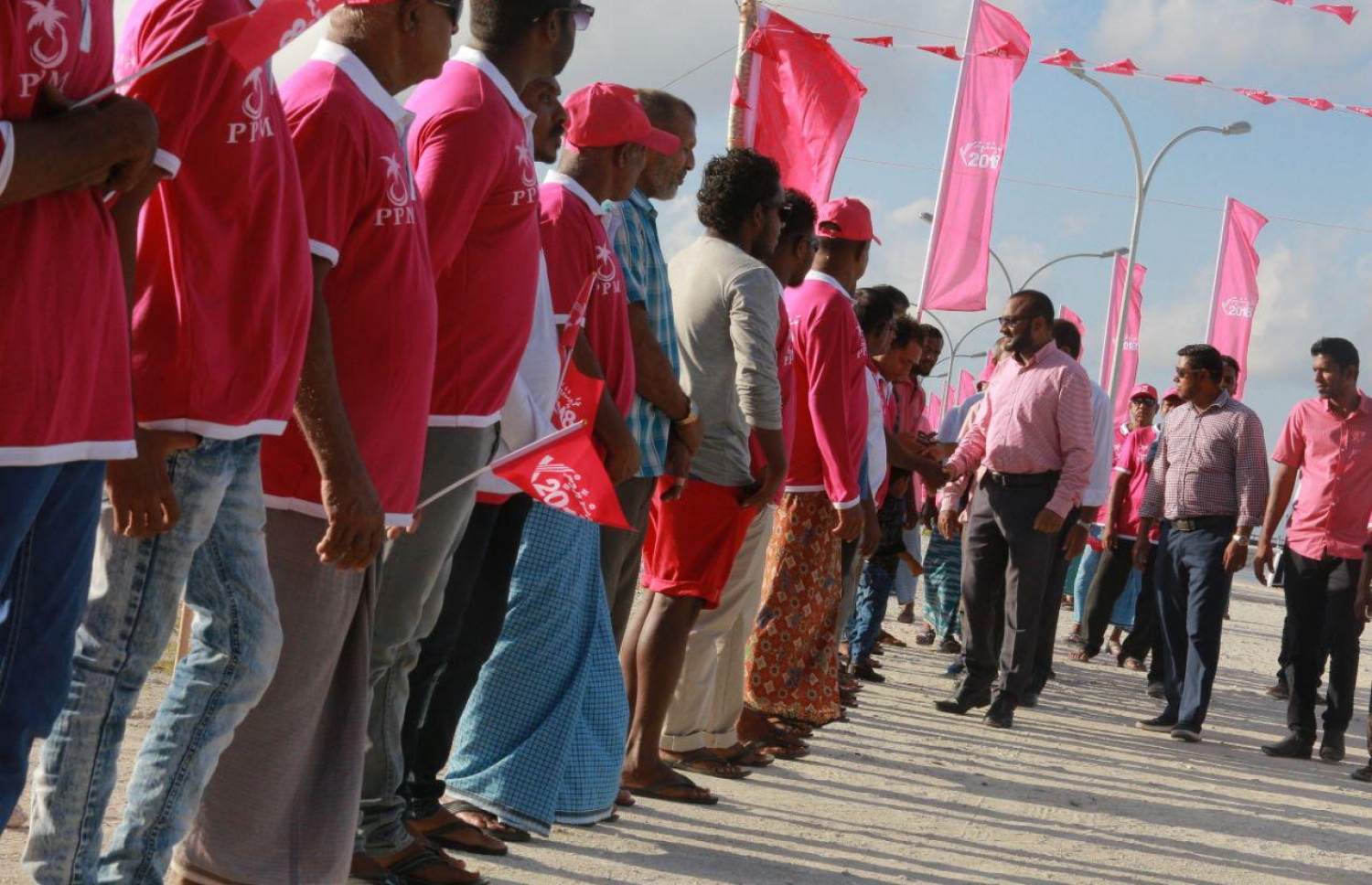 ލ. އަތޮޅު: އޮގަސްޓް 27، 2018- ޕީޕީއެމްގެ ރިޔާސީ ކެންޑިޑޭޓް ރައީސް ޔާމީންގެ ރަނިންމޭޓް ޝަހީމް މި އަތޮޅަށް ކުރައްވަމުން ގެންދަވާ ކެމްޕެއިން ދަތުރުގައި، އޭނާ އަށް މަރުހަބާ ދަަންނަވަން ދިޔަ ބަޔަކާ ސަލާމް ކުރައްވަނީ.---ފޮޓޯ: ޝަހީމްގެ ފޭސްބުކް ޕޭޖް